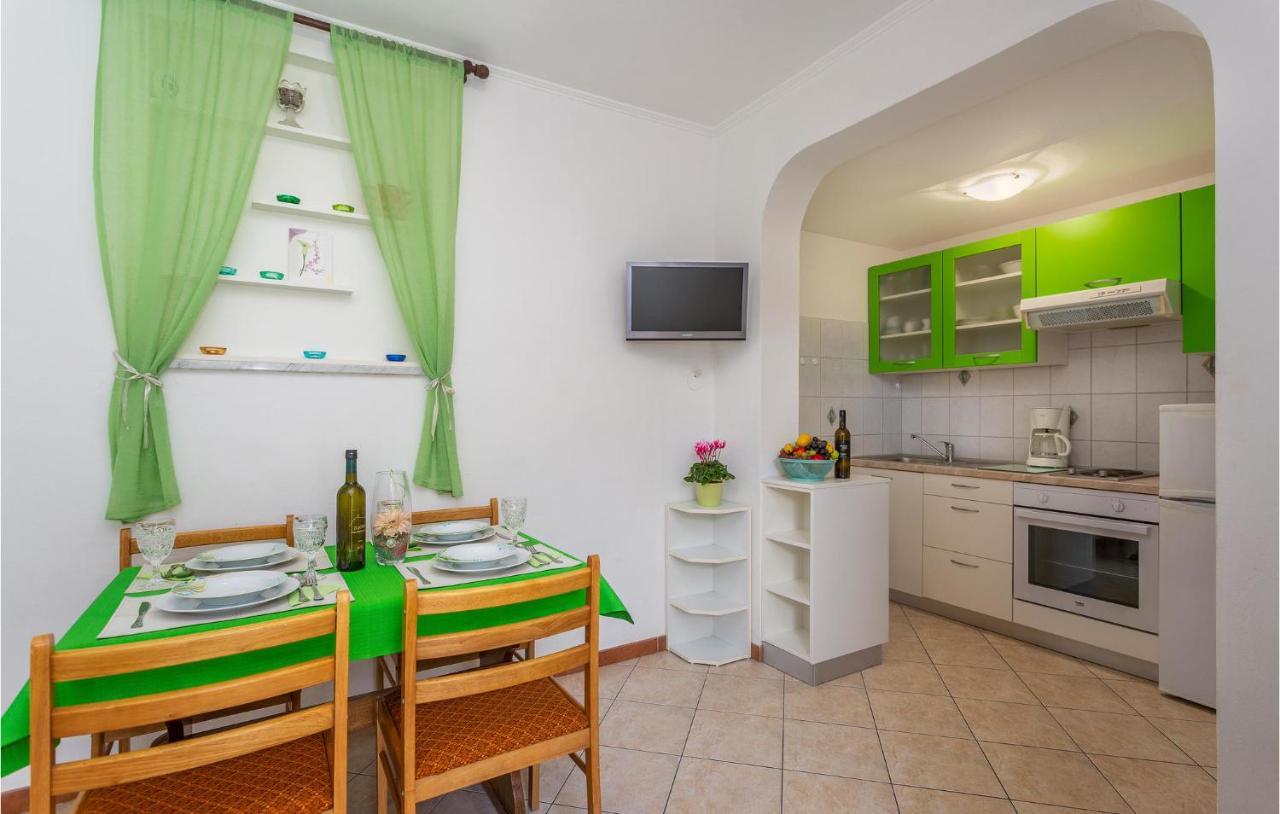 2 Bedroom Cozy Apartment In Омишаль Экстерьер фото