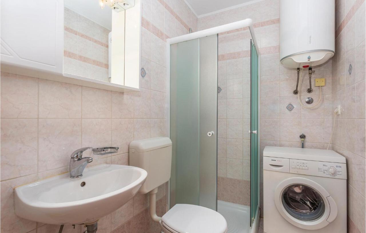 2 Bedroom Cozy Apartment In Омишаль Экстерьер фото