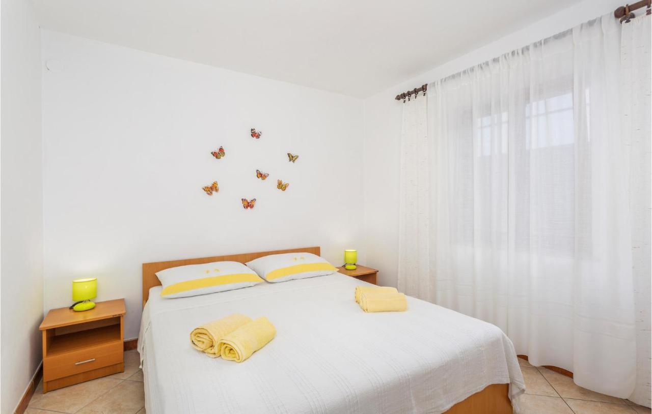 2 Bedroom Cozy Apartment In Омишаль Экстерьер фото