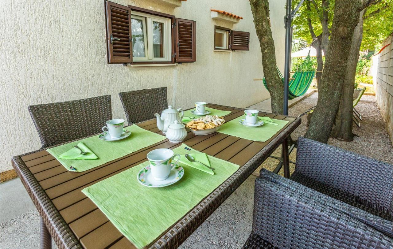 2 Bedroom Cozy Apartment In Омишаль Экстерьер фото